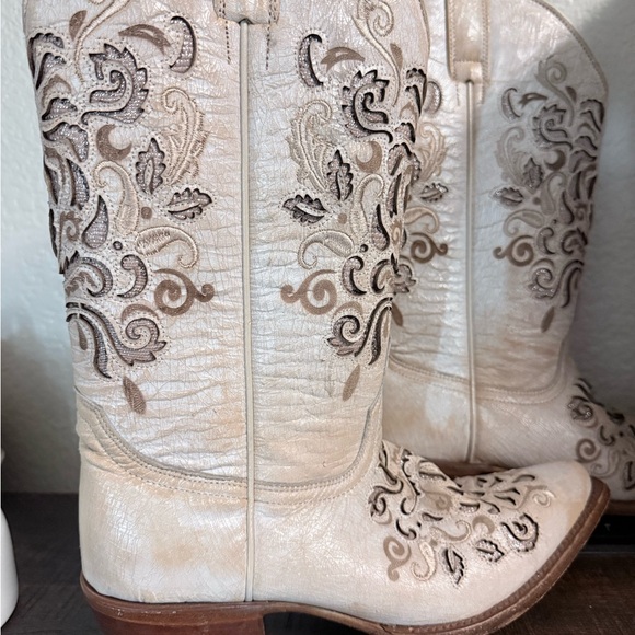 Embroidered Cream Western Cowgirl Boots - Picture 8 of 10